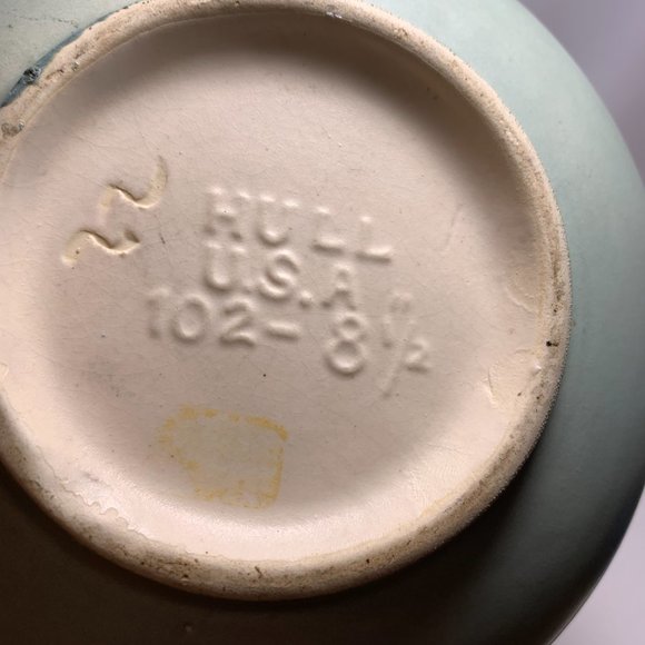 Hull Camellia Open Rose Double Handle Vase. C.1940's. 8.5" Tall x 5" Wide. (693) - Picture 5 of 6